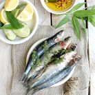 Le poisson (anchois, sardine, bar) est un aliment riche en fer