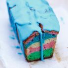 Cake multicolore, glaçage bleu