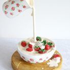 Gravity cake pichet et bol de fraises