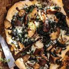 Pizza aux champignons et chou kale