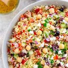 Salade de couscous aux crudités, feta, olives et pois chiches