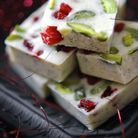 Tablette de chocolat blanc maison aux pistaches et cranberries