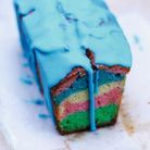 Cake multicolore, glaçage bleu 