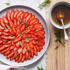 Carpaccio de fraises et sirop de verveine