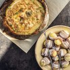 Fondue de reblochon cuit dans du pain, pommes de terre vapeur au lard