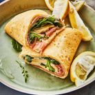 Roulés d’omelette au saumon, fromage frais et jeunes pousses 