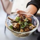 Salade de pain grillé, oignons confits et champignons de Paris