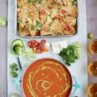 Soupe mexicaine à la tomate, nachos pimentés, légumes et feta