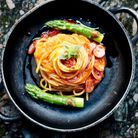 Spaghetti à la tomate, aux asperges et à l’ail confit