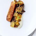 Canette, champignons sauvages et épis de maïs grillé