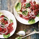 Salade de pastèque, feta, oignons rouges et pousses d’épinards