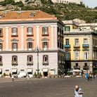 Piazza del Plebiscito, dans la Naples patricienne, et, sur les hauteurs, l'incontournable chartreuse de San Martino qui domine la ville.
