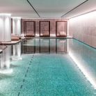 La piscine semi-olympique entièrement recouverte de mosaïques aux tonalités émeraude, jade, or et malachite. Vite, un plongeon ! 