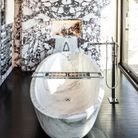 Tout en marbre arabescato, la salle de bains du Penthouse aussi précieuse qu'un joyau
