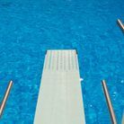   Une piscine avec un solarium