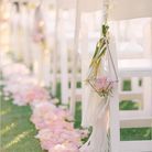Pétales de roses pour décorer les chaises des invités