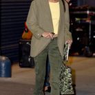 Un pantalon cargo + une veste de blazer + une paire de Gazelle = le combo idéal pour être lookée et décontractée