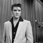 Elvis Presley en blazer et chemise noire