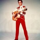 Elvis Presley en chemise en satin et pantalon rouge 