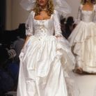 Ophélie Winter défile en robe de mariée