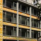 La façade Art nouveau, ornée de décorations en lave émaillée de Volvic, l’affiche joliment