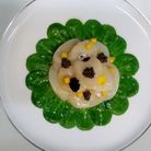 Carpaccio de Saint Jacques à la vinaigrette d'agrumes, feuille de mâche, mangue et caviar