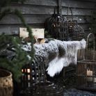Décoration de Noël extérieur : un plaid en fausse fourrure sur un banc