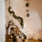 Noël : on décore la maison avec des bougies posées sur chaque marche de l'escalier