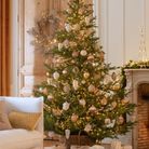 Noël : on décore la maison avec un panier en guise de pied de sapin