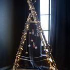 Arbre de Noël en forme d'échelle avec guirlande lumineuse