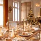 Le doré sublime la table de Noël dans une ambiance chaleureuse