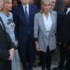 Brigitte Macron sort du vernissage de l'exposition Dior