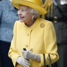 Elisabeth II en robe jaune