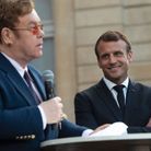 Elton John prononce un discours à l'Elysée