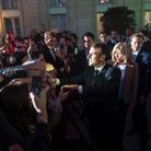 Emmanuel Macron prend la foule à l'Elysée