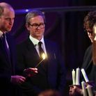 Le prince William a également allumé quelques bougies pour honorer la mémoire des victimes de l'Holocauste