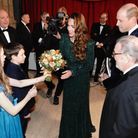 Kate Middleton reçoit un bouquet de fleurs