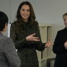 Kate Middleton discute avec les bénévoles