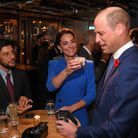Kate Middleton offre un verre à la distillerie Clydeside