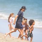 Scott Disick s'amuse à la plage avec ses enfants et les enfants Kardashian-West