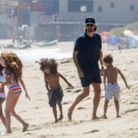 Scott Disick s'amuse sur la plage de Malibu avec ses enfants et les enfants de Kim Kardashian en compagnie de A. Rae à Los Angeles 