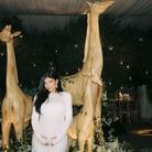 Kylie Jenner devant des girafes sculptées