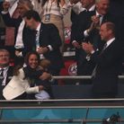 Le prince George tombant dans les bras de Kate Middleton au moment du but de l'Angleterre