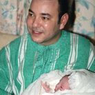 Le roi du Maroc pose avec sa petite fille, la princesse Lalla Khadija, née le 28 février 2007.  