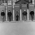 Les Rolling Stones devant des cabines téléphoniques, à Londres, en 1963.