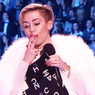 Miley Cyrus s’allume un joint