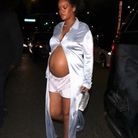 Rihanna dans une longue chemise satinée qui dévoile son ventre