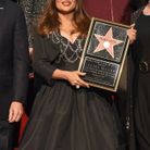 Salma Hayek avec son étoile sur le Walk of Fame
