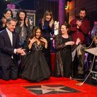 Salma Hayek découvre son étoile sur le Walk of Fame