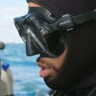 Will Smith se concentre avant de plonger dans l'océan aux Bahamas
